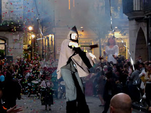 Fires 2017. Ballades de capgrossos, gegants i far&agrave;ndula a la pla&ccedil;a del Vi