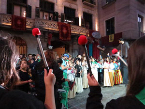 Fires 2017. Ballades de capgrossos, gegants i far&agrave;ndula a la pla&ccedil;a del Vi