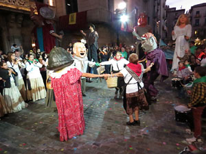 Fires 2017. Ballades de capgrossos, gegants i far&agrave;ndula a la pla&ccedil;a del Vi