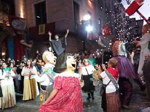 Fires 2017. Ballades de capgrossos, gegants i far&agrave;ndula a la pla&ccedil;a del Vi