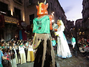 Fires 2017. Ballades de capgrossos, gegants i far&agrave;ndula a la pla&ccedil;a del Vi