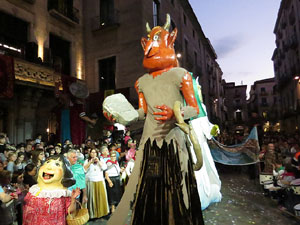 Fires 2017. Ballades de capgrossos, gegants i far&agrave;ndula a la pla&ccedil;a del Vi