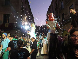 Fires 2017. Ballades de capgrossos, gegants i far&agrave;ndula a la pla&ccedil;a del Vi