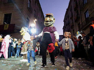 Fires 2017. Ballades de capgrossos, gegants i far&agrave;ndula a la pla&ccedil;a del Vi