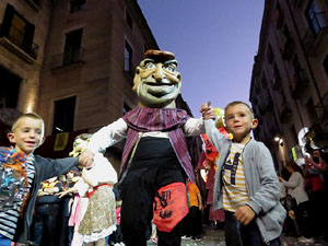 Fires 2017. Ballades de capgrossos, gegants i far&agrave;ndula a la pla&ccedil;a del Vi