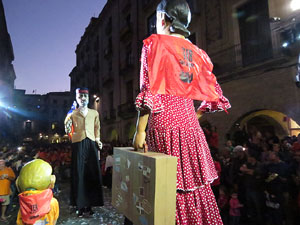 Fires 2017. Ballades de capgrossos, gegants i far&agrave;ndula a la pla&ccedil;a del Vi