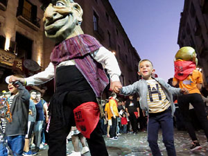 Fires 2017. Ballades de capgrossos, gegants i far&agrave;ndula a la pla&ccedil;a del Vi