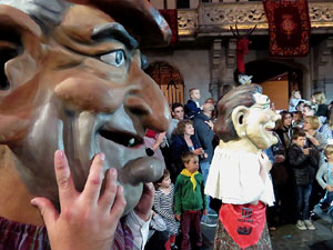 Fires 2017. Ballades de capgrossos, gegants i far&agrave;ndula a la pla&ccedil;a del Vi