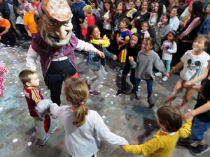 Fires 2017. Ballades de capgrossos, gegants i far&agrave;ndula a la pla&ccedil;a del Vi