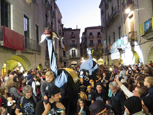 Fires 2017. Ballades de capgrossos, gegants i far&agrave;ndula a la pla&ccedil;a del Vi