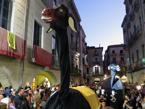 Fires 2017. Ballades de capgrossos, gegants i far&agrave;ndula a la pla&ccedil;a del Vi