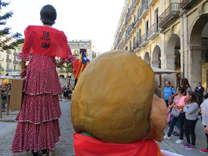 Fires 2017. Pregó de Fires. La cercavila de gegants i capgrossos fins la plaça del Vi