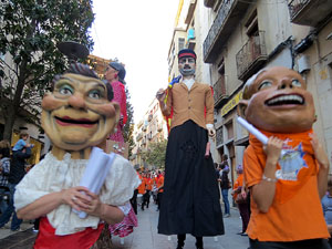 Fires 2017. Pregó de Fires. La cercavila de gegants i capgrossos fins la plaça del Vi