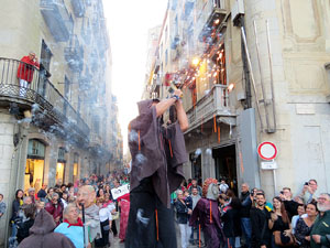 Fires 2017. Pregó de Fires. La cercavila de gegants i capgrossos fins la plaça del Vi