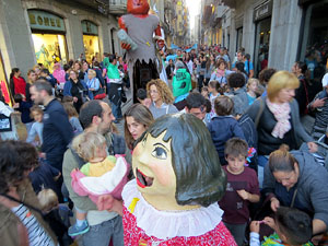 Fires 2017. Pregó de Fires. La cercavila de gegants i capgrossos fins la plaça del Vi