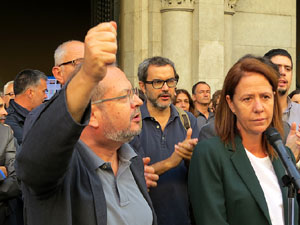 Concentraci&oacute; a la pla&ccedil;a del Vi en protesta per l'empresonament de Cuixart i S&aacute;nchez