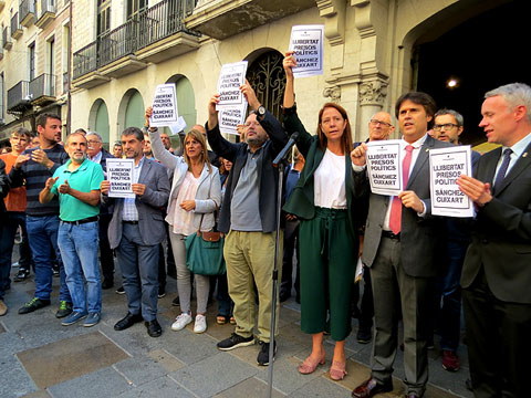 Un moment de la concentraci&oacute; a la pla&ccedil;a del Vi