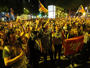 Concentració a la plaça de la Constitució en protesta per l'empresonament de Cuixart i Sánchez