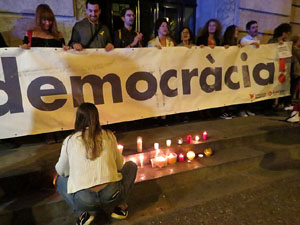 Concentració a la plaça de la Constitució en protesta per l'empresonament de Cuixart i Sánchez
