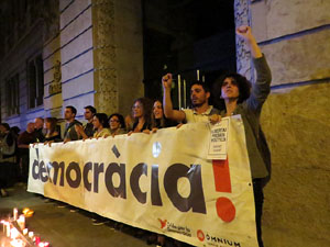 Concentració a la plaça de la Constitució en protesta per l'empresonament de Cuixart i Sánchez