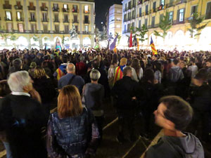 Concentració a la plaça de la Constitució en protesta per l'empresonament de Cuixart i Sánchez