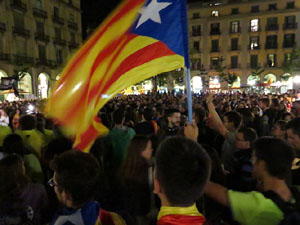 Concentració a la plaça de la Constitució en protesta per l'empresonament de Cuixart i Sánchez