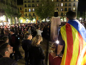 Concentració a la plaça de la Constitució en protesta per l'empresonament de Cuixart i Sánchez