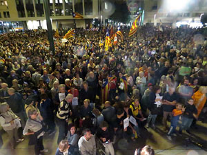 Concentració a la plaça de la Constitució en protesta per l'empresonament de Cuixart i Sánchez