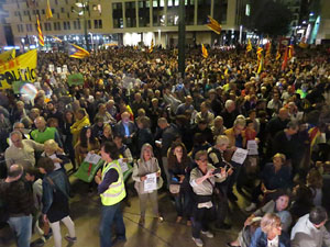 Concentració a la plaça de la Constitució en protesta per l'empresonament de Cuixart i Sánchez