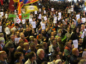 Concentració a la plaça de la Constitució en protesta per l'empresonament de Cuixart i Sánchez