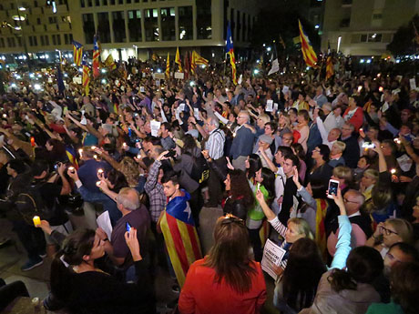 Concentració a la plaça de la Constitució en protesta per l'empresonament de Cuixart i Sánchez