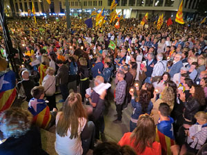Concentració a la plaça de la Constitució en protesta per l'empresonament de Cuixart i Sánchez