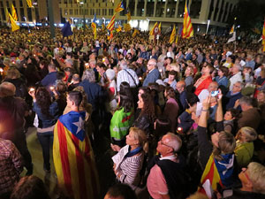 Concentració a la plaça de la Constitució en protesta per l'empresonament de Cuixart i Sánchez