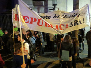 Concentració a la plaça de la Constitució en protesta per l'empresonament de Cuixart i Sánchez