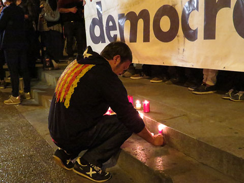 Ofrena d'espelmes davant l'edifici de Correus