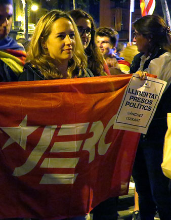 Manifestant davant l'edifici de Correus