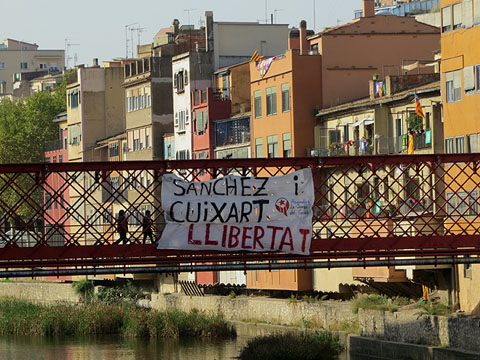 El pont de les Peixateries Velles, l'endemà de la manifestació, amb pancartes i cartells