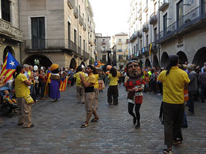 Marat&oacute; per la democr&agrave;cia. Cercavila dels gegants i capgrossos de Girona