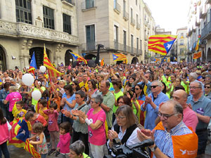 Marat&oacute; per la democr&agrave;cia. Concentraci&oacute; i parlaments a la pla&ccedil;a del Vi