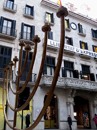 El canelobre instal·lat a la plaça del Vi