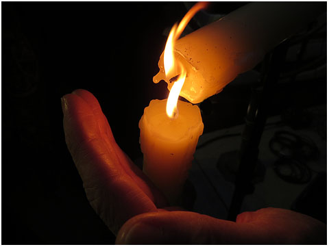Encesa del xamaix, l'espelma testimoni amb la que s'encenen les altres vuit