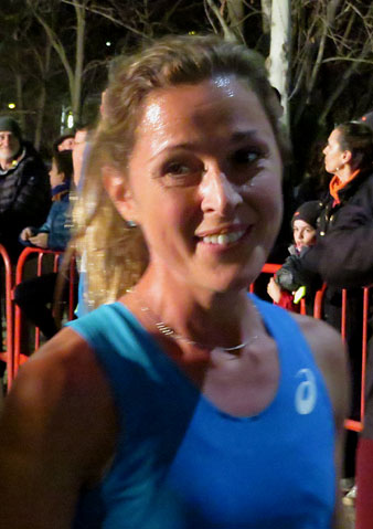 Jenny Spink, vencedora en categoria femenina amb un temps de 16:39, a la seva arribada a la meta