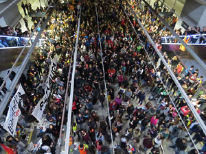 Vaga general 8 de novembre. Tall de les vies del TGV a Girona