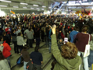 Vaga general 8 de novembre. Tall de les vies del TGV a Girona