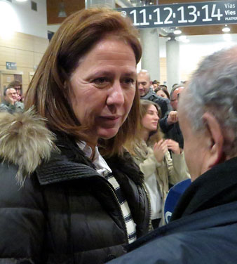 L'alcaldessa de Girona, Marta Madrenas, atenent els mitjans de comunicació a l'estació del TGV