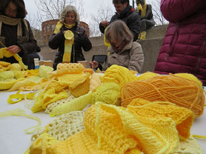 Teixint llibertats. Acci&oacute; dins de la campanya per reclamar la llibertat dels presos pol&iacute;tics a la pla&ccedil;a de la Constituci&oacute;