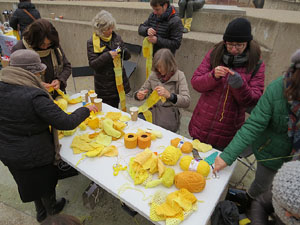 Teixint llibertats. Acci&oacute; dins de la campanya per reclamar la llibertat dels presos pol&iacute;tics a la pla&ccedil;a de la Constituci&oacute;