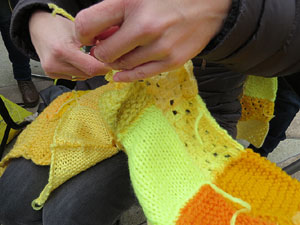 Teixint llibertats. Acci&oacute; dins de la campanya per reclamar la llibertat dels presos pol&iacute;tics a la pla&ccedil;a de la Constituci&oacute;