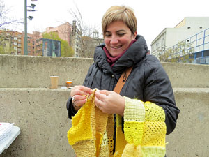 Teixint llibertats. Acci&oacute; dins de la campanya per reclamar la llibertat dels presos pol&iacute;tics a la pla&ccedil;a de la Constituci&oacute;
