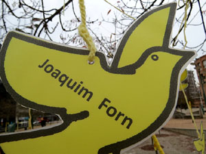 Teixint llibertats. Acci&oacute; dins de la campanya per reclamar la llibertat dels presos pol&iacute;tics a la pla&ccedil;a de la Constituci&oacute;